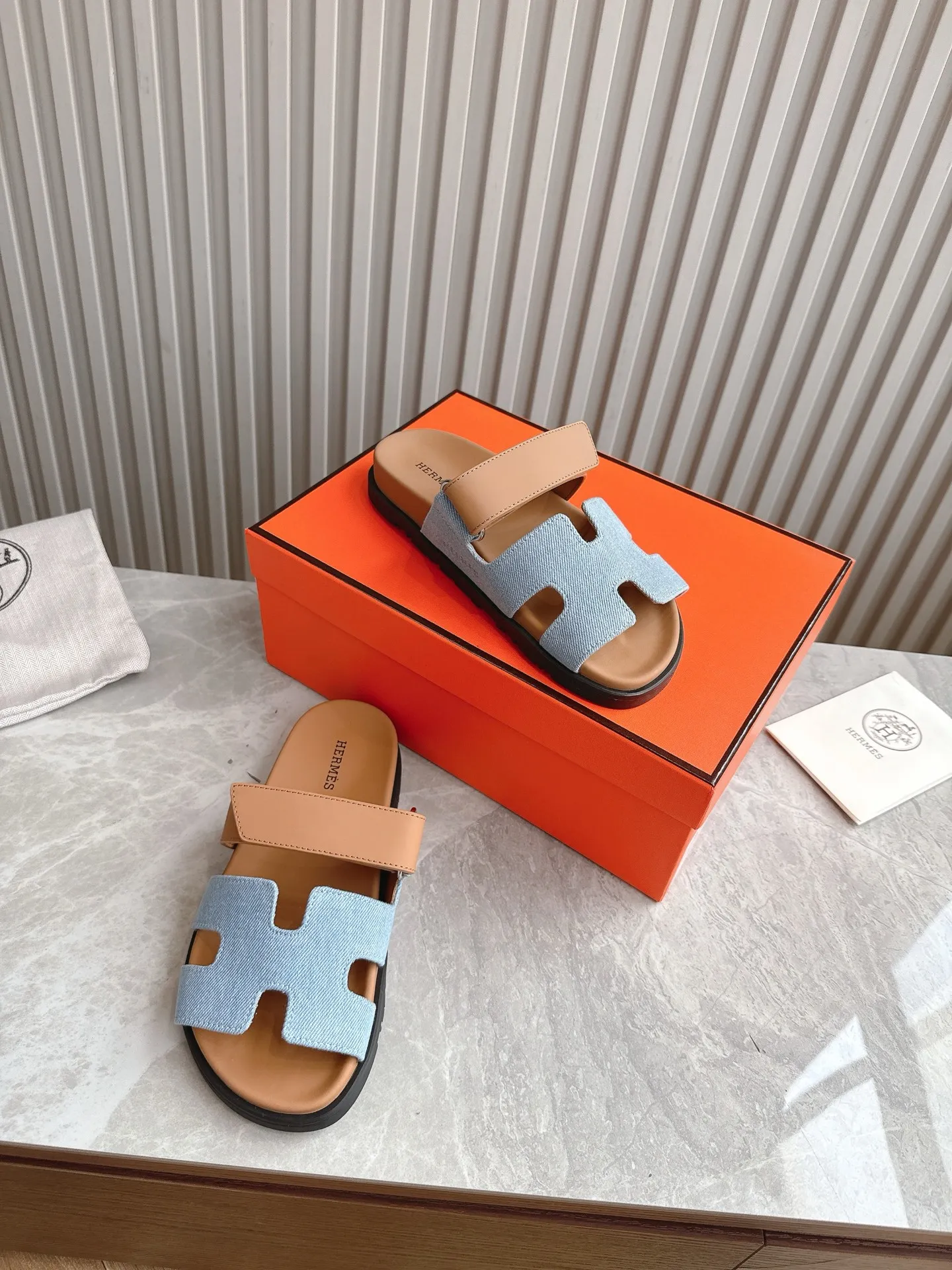p480🐮🐮Couple model (top version) H family 2024 spring and summer new style HERMES Hermes' recently popular couple model pig nose angle sandals and slippers, paired with various colorful socks, popular. Upper: imported original deerskin (the genuine leather edging is not ordinary super migration). Lining: imported genuine leather. Outsole: Tpu non-slip and wear-resistant outsole. Size: Female 35-42 (40/42 non-returnable and non-exchangeable) Male size: 39-45 (45 non-refundable and non-exchangeable)